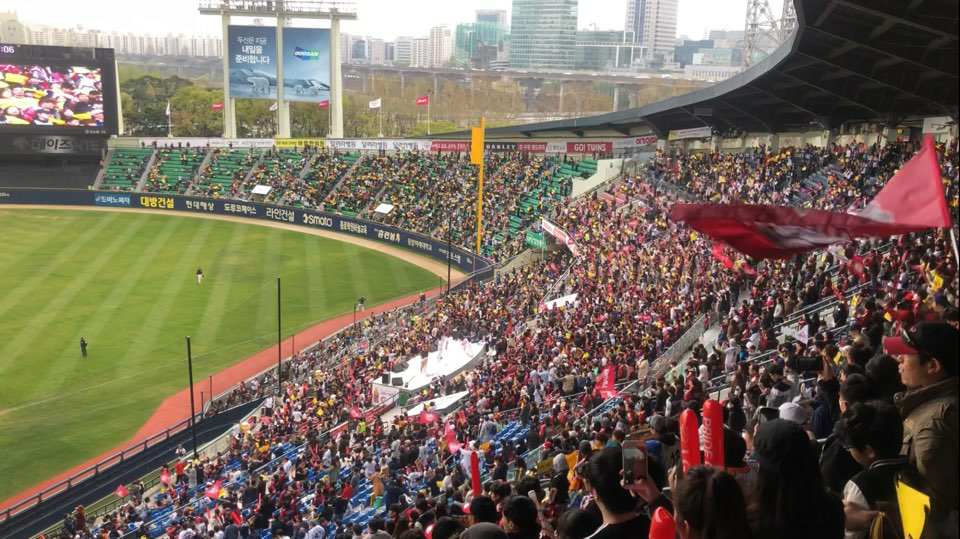 Baseball+spectators+in+Jamsil+baseball+stadium