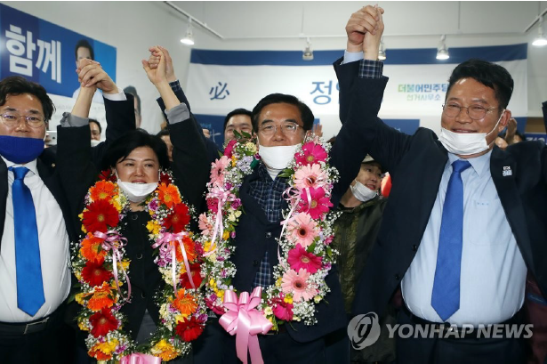 Chung+Il-young+%28center%29%2C+the+candidate+of+the+Democratic+Party+of+Korea%2C+is+delighted%0Ato+hear+that+he+will+be+elected+at+his+election+office+in+Yeonsu-gu%2C+Incheon%0Aon+the+morning+of+April+16%2C+2020.+Photo+Courtesy+of+Yonhap+News.