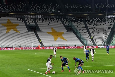 The world is affected by the unprecedented COVID-19. Soccer fans are also interested in how this 2020-2021 season will play out and who will win the trophy. Although the stands are empty, the game continues on. (Photo Courtesy of Yonhap News)