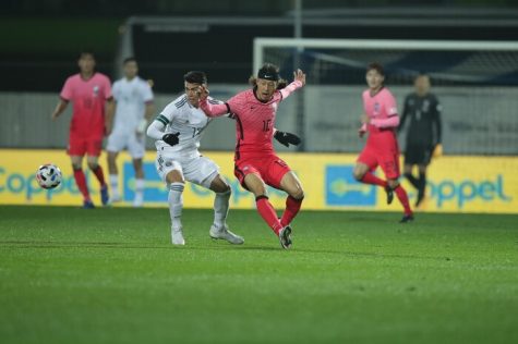 A Korean player Jae-sung Lee (Holstein Kiel) on right side is fighting for the ball against a Mexican player on left side. Korea has lost to Mexico, struggling under the Mexico’s pressure. (Credit: Korea Football Association)  