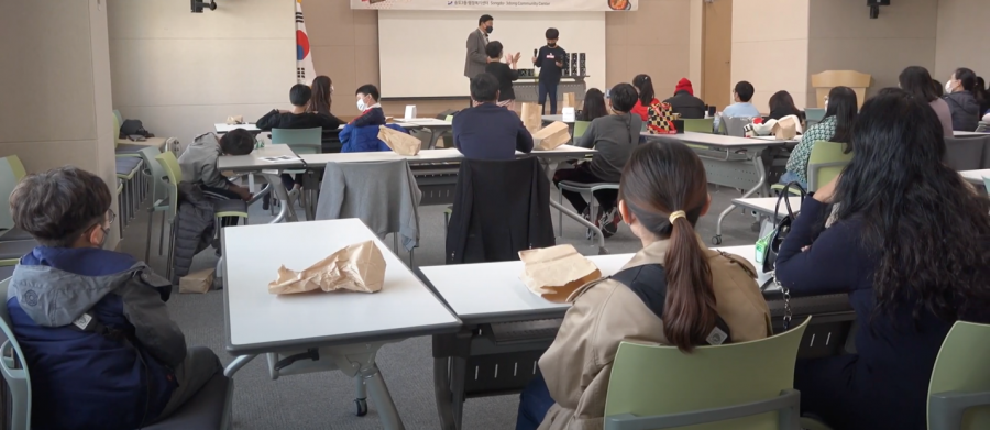 Korean children are participating in the gathering event held on November 14th, 2020 in the classroom of Songdo 3-dong community center. They are introducing their own handmade Mother-of-pearl pencil holder in front of the people. (Credit: Siyeon Kim)