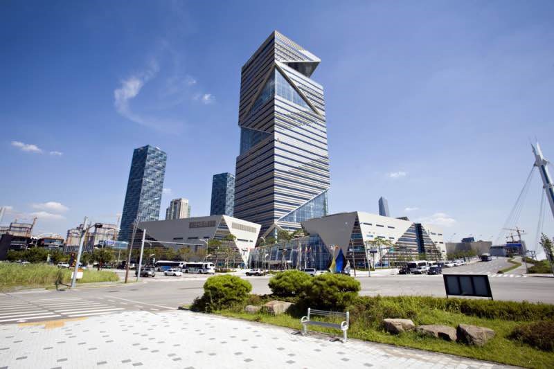  Buildings of Incheon Free Economic Zone (IFEZ) gather in Songdo, Incheon; In current days, IFEZ is enthusiastically put a lot of efforts for supporting foreigners who live in Korea. (Credit: official IFEZ blog)