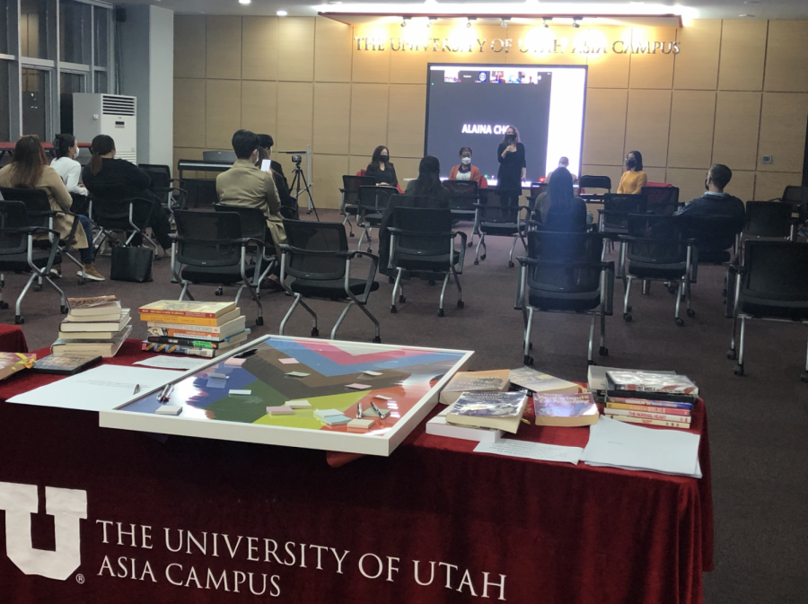 Professor Dr. Kera N. Lovell of the History Department at the University of Utah Asia Campus (UAC) is starting a discussion event. UAC holds the event: Gender, Race, and Place: Intersectional Perspectives on campus. (Credit: Bohyun Na) 