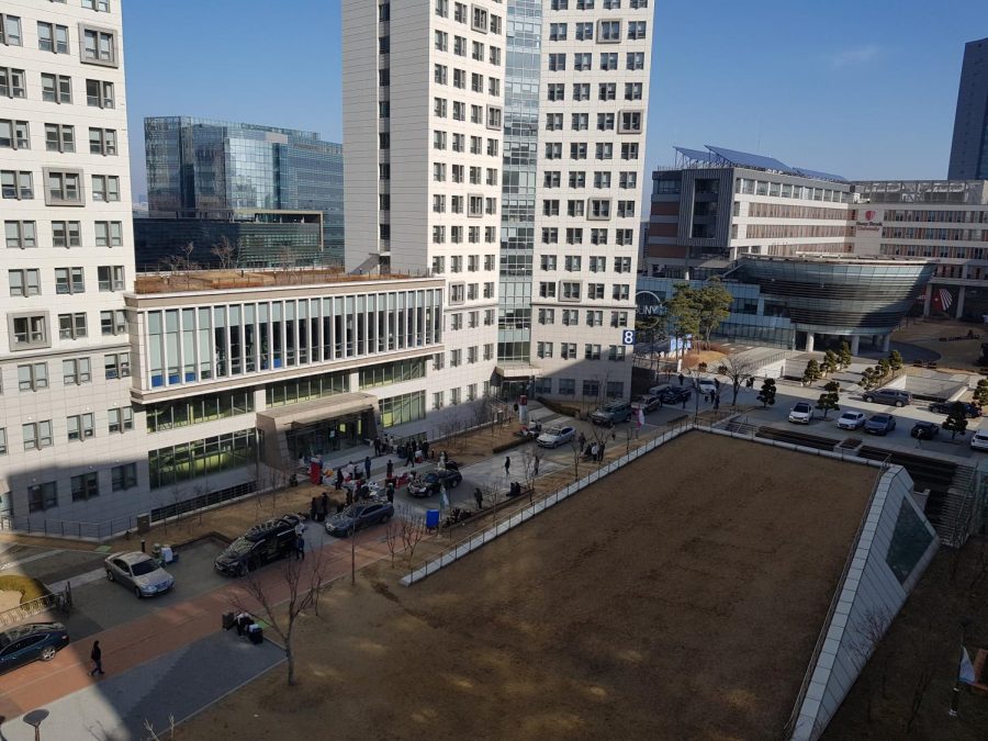 Students and the parents on Incheon Global Campus as classes set to commence on Monday 22nd (Credit: Songdo Chronicle)