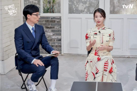 Image by 아이유는 아이가 아니에유 (=IU is not a child) Facebook page – IU on tvN’s “Yoo Quiz on the Block” for an interview and a quiz. 
