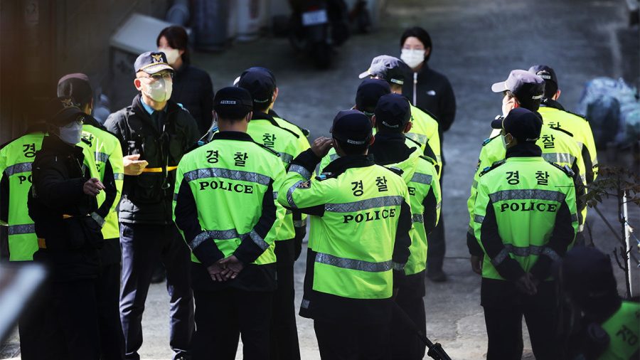 Police+are+controlling+and+monitoring+the+area+around+the+residence+of+Park+Byung-hwa%2C+a+serial+sexual+assault+criminal+in+Hwaseong%2C+Gyeonggi-do.+Image+courtesy+of+Yonhap+News%2C+Hong+Ki-won.