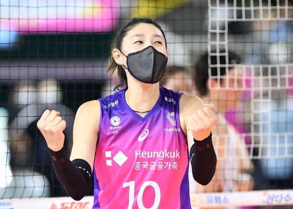 Kim Yeon-koung rejoices after scoring a point in the Women's Group A match between Incheon Heungkuk Life Pink Spiders and Hwaseong IBK Altos at the 2022 Suncheon-Dodram Cup Professional Volleyball Competition at Palma Indoor Gymnasium in Suncheon, Jeollanam-do. Image courtesy of Korea Volleyball Federation.