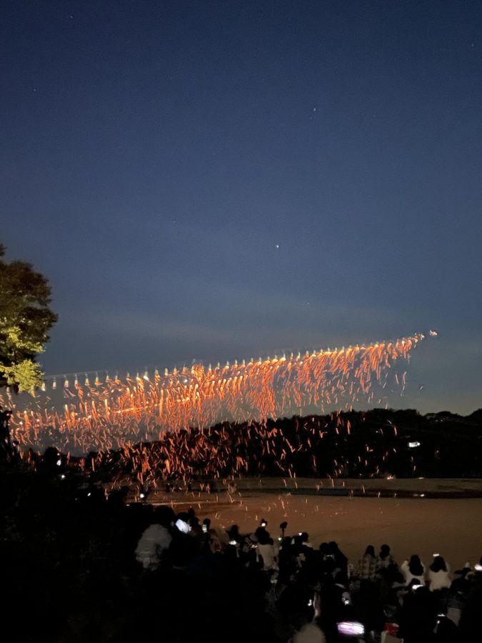 Many people visited the white sandy beach of Hahoe Village in Andong to see Seonyu Line Fireworks. Fireworks can be seen hanging on a rope using eggshells. Photo by Jiho Hong.